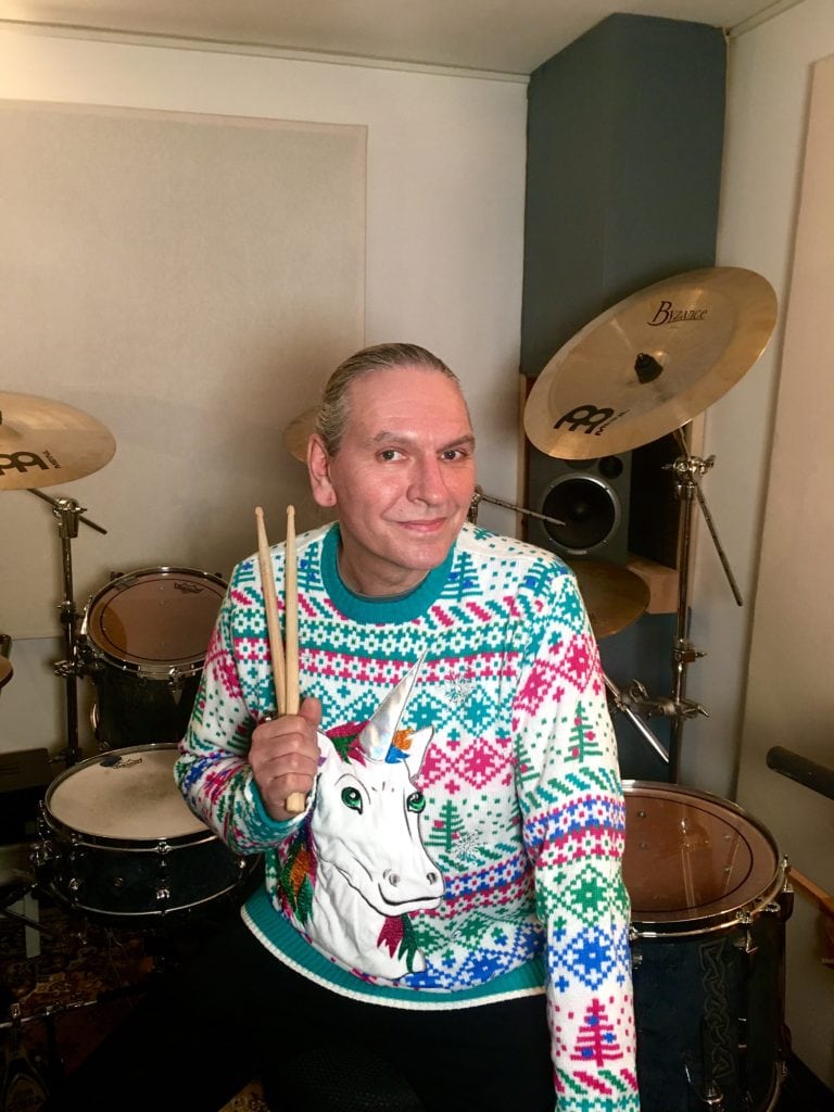 Foto: Wolfram Kellner, Schlagzeuger  von J.B.O., mit einem wunderschönen hässlichen Weihnachtspullis :) 