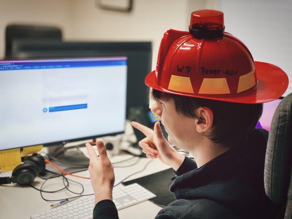 WordPress-Feuerwehr, Mitarbeiter mit Helm, WP-Feuerwehr
