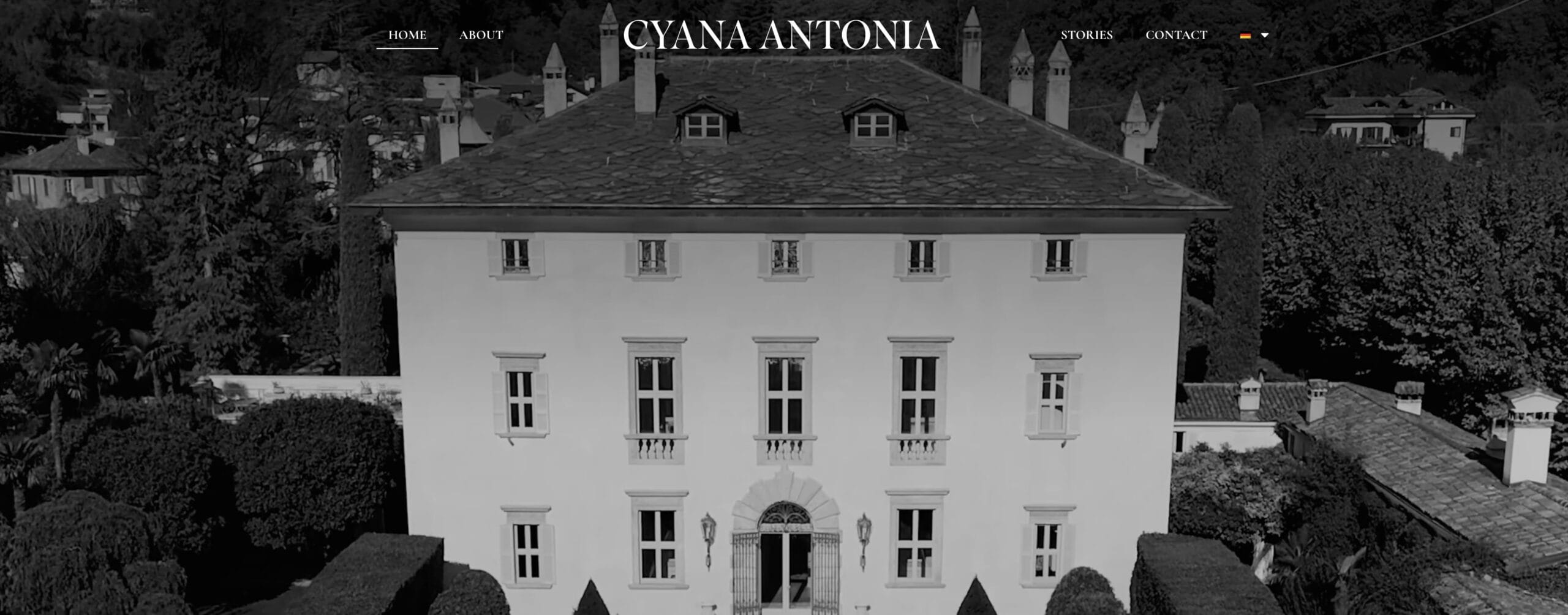 Historisches Gebäude mit Ziegeldach und symmetrischen Fenstern.