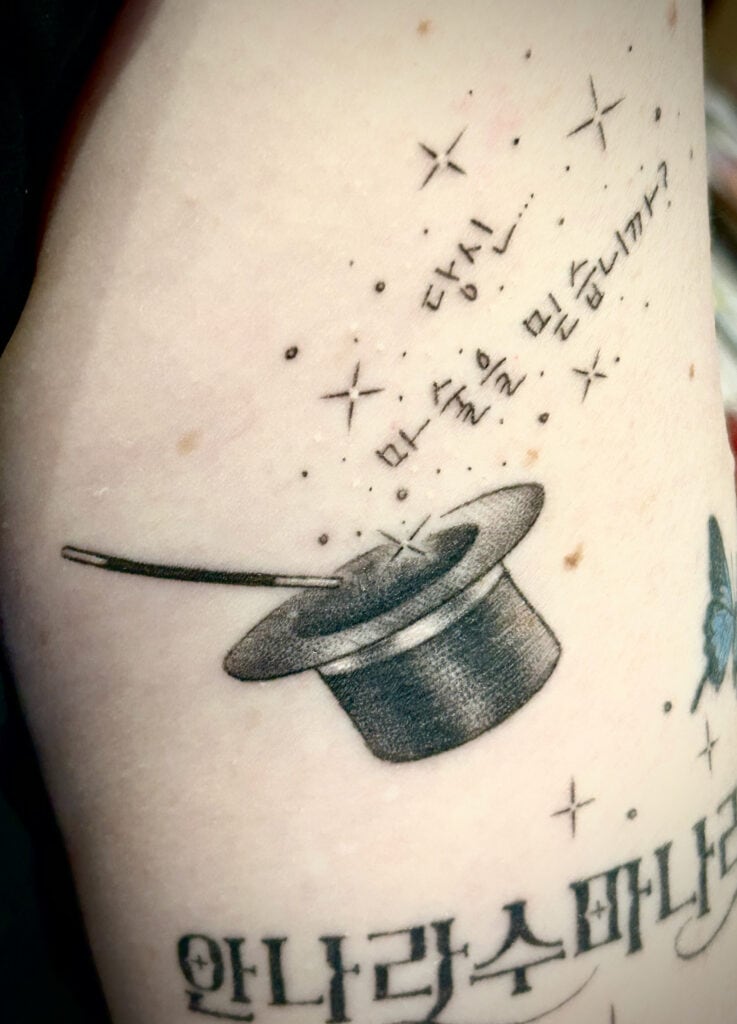 Tattoo mit Zauberhut und Sternen.
