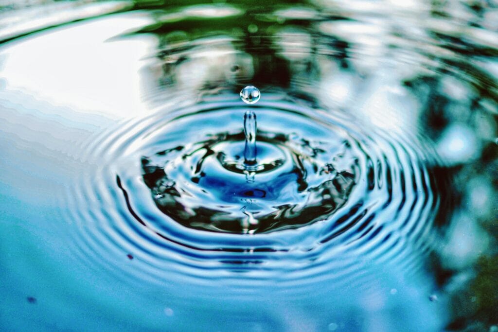 Wassertropfen erzeugt Wellen.