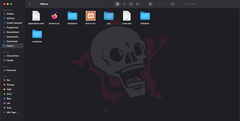 Computerbildschirm mit geöffnetem Dateiordner und Totenkopf-Hintergrund.