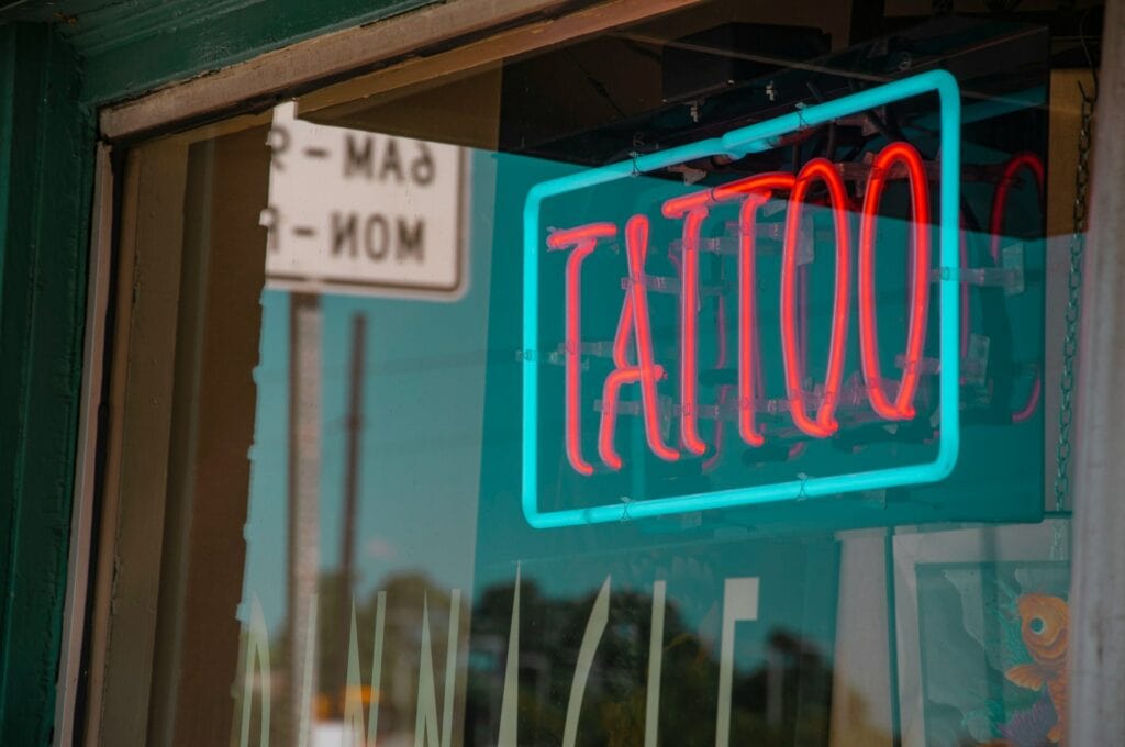 Neon-Tattoo-Schild im Schaufenster.