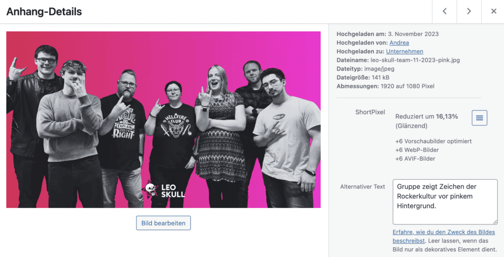 Gruppe mit "Rock on" Geste, pinker Hintergrund